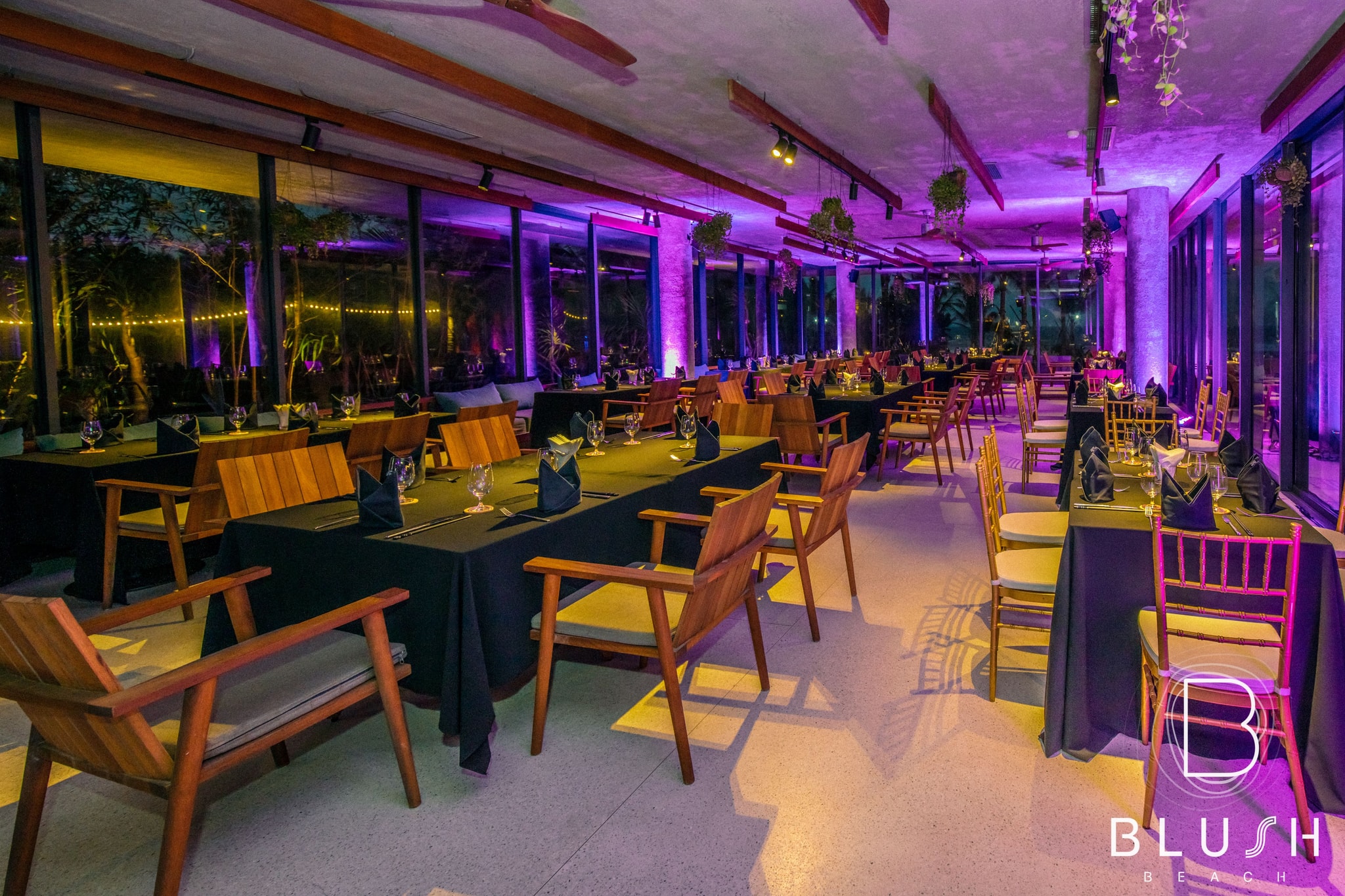 Thưởng thức ẩm thực cao cấp trong không gian sang trọng. Hoàn toàn riêng tư với cửa kính và máy điều hòa – lý tưởng cho những bữa ăn đặc biệt vào bất kỳ thời điểm nào trong ngày.