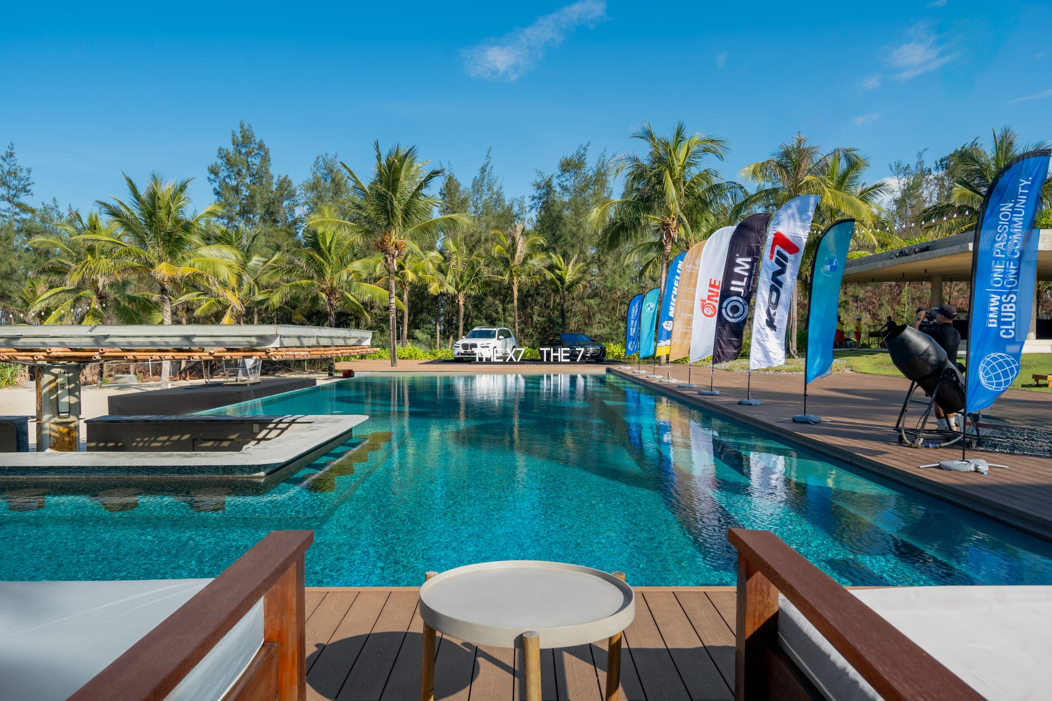 Thưởng thức cocktail và bữa tối bên bờ nước. Không gian đa năng với những chiếc giường nằm sang trọng hoặc khu vực tiếp đón trang nhã.