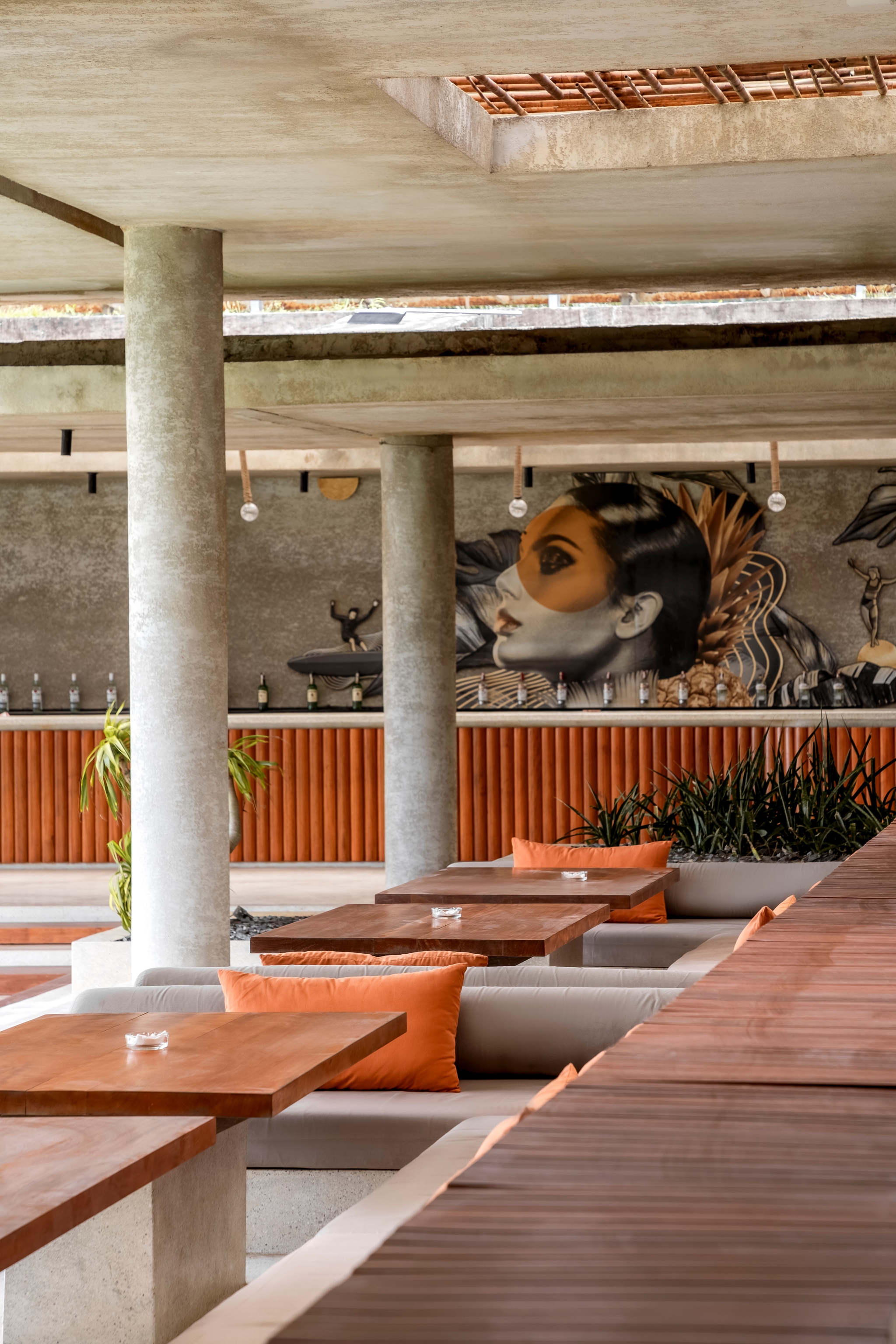 Private yet perfectly positioned near pool, bar, and DJ booth – ideal for being seen while staying exclusive.