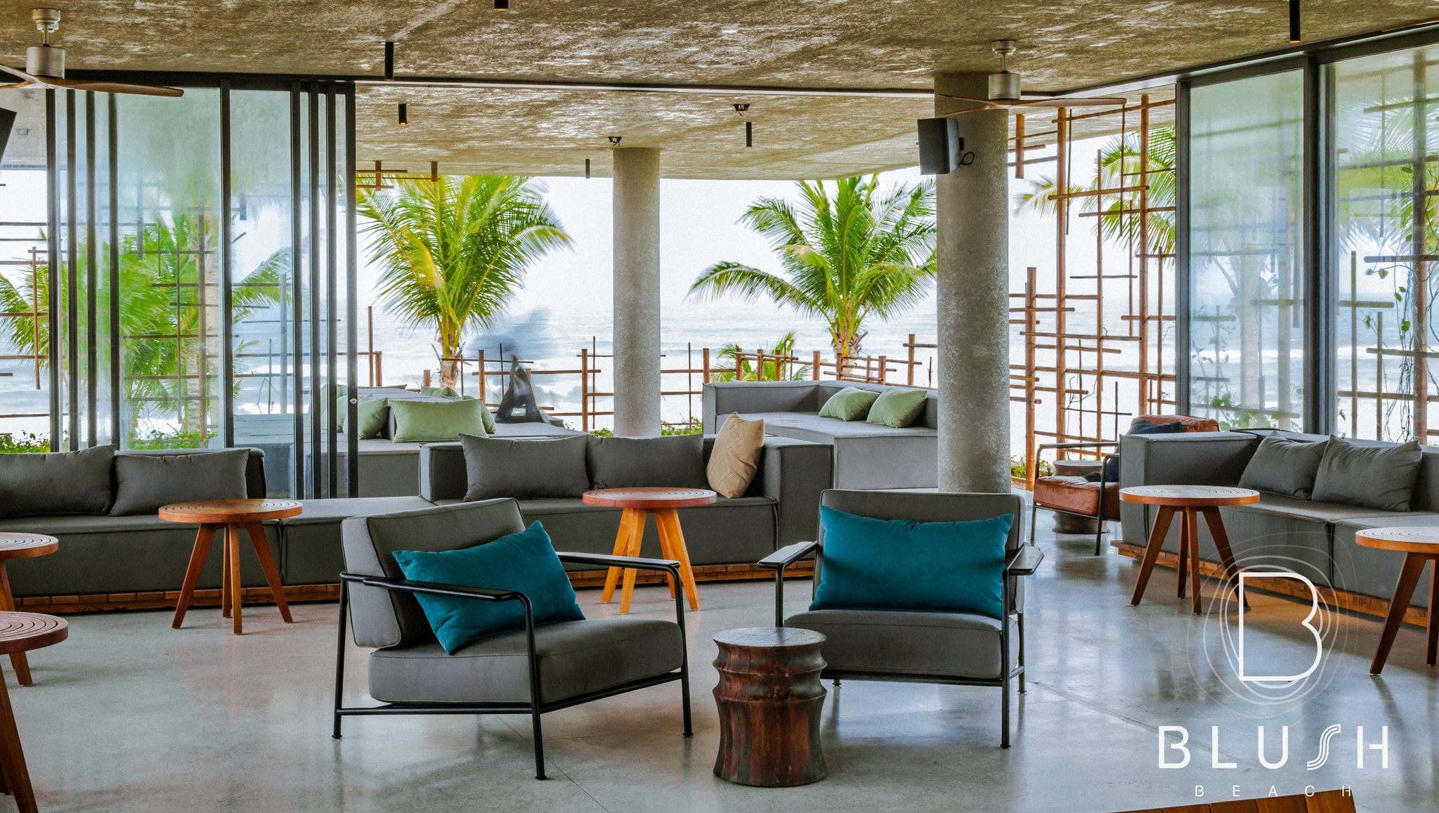 Khu nghỉ dưỡng VIP nhìn ra toàn cảnh câu lạc bộ – nơi diễn ra các cuộc họp thân mật vào ban ngày, những bữa tiệc độc quyền vào ban đêm.