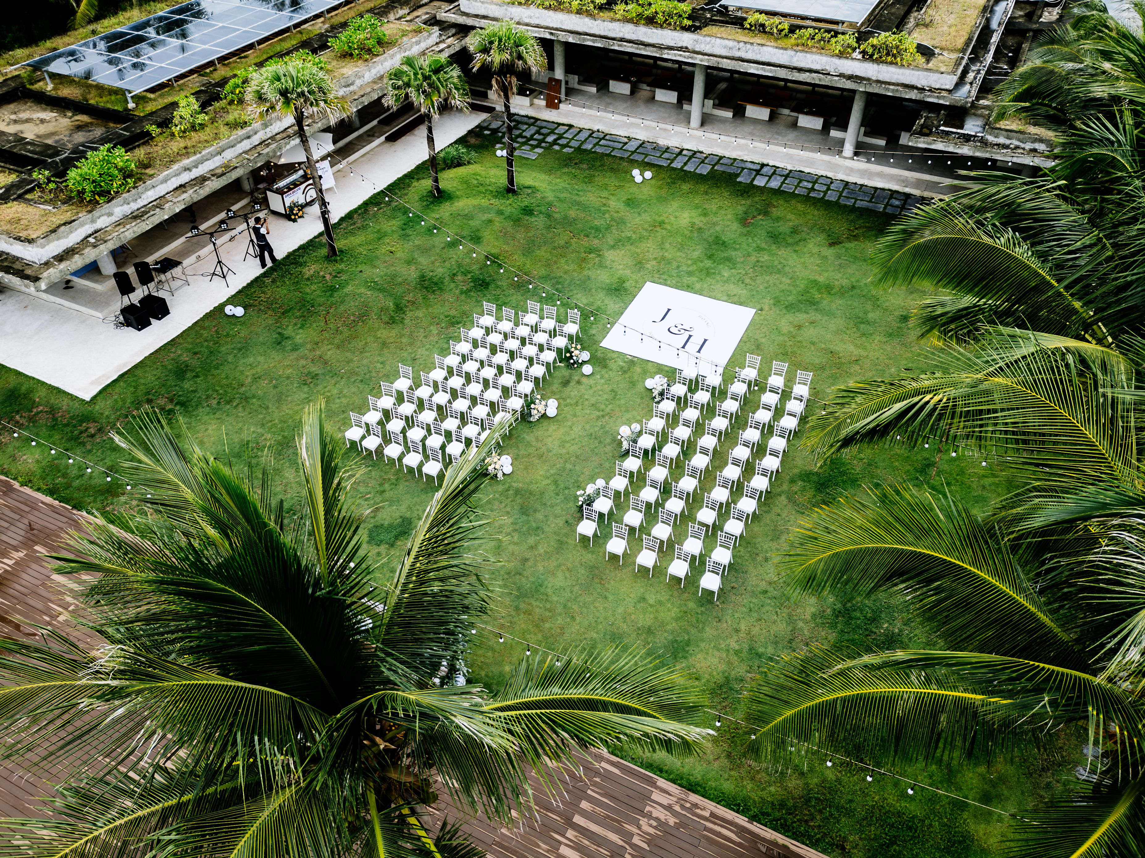 Play and party beneath sun or stars. Expansive green space for cocktail receptions, wedding dinners, or gala events.