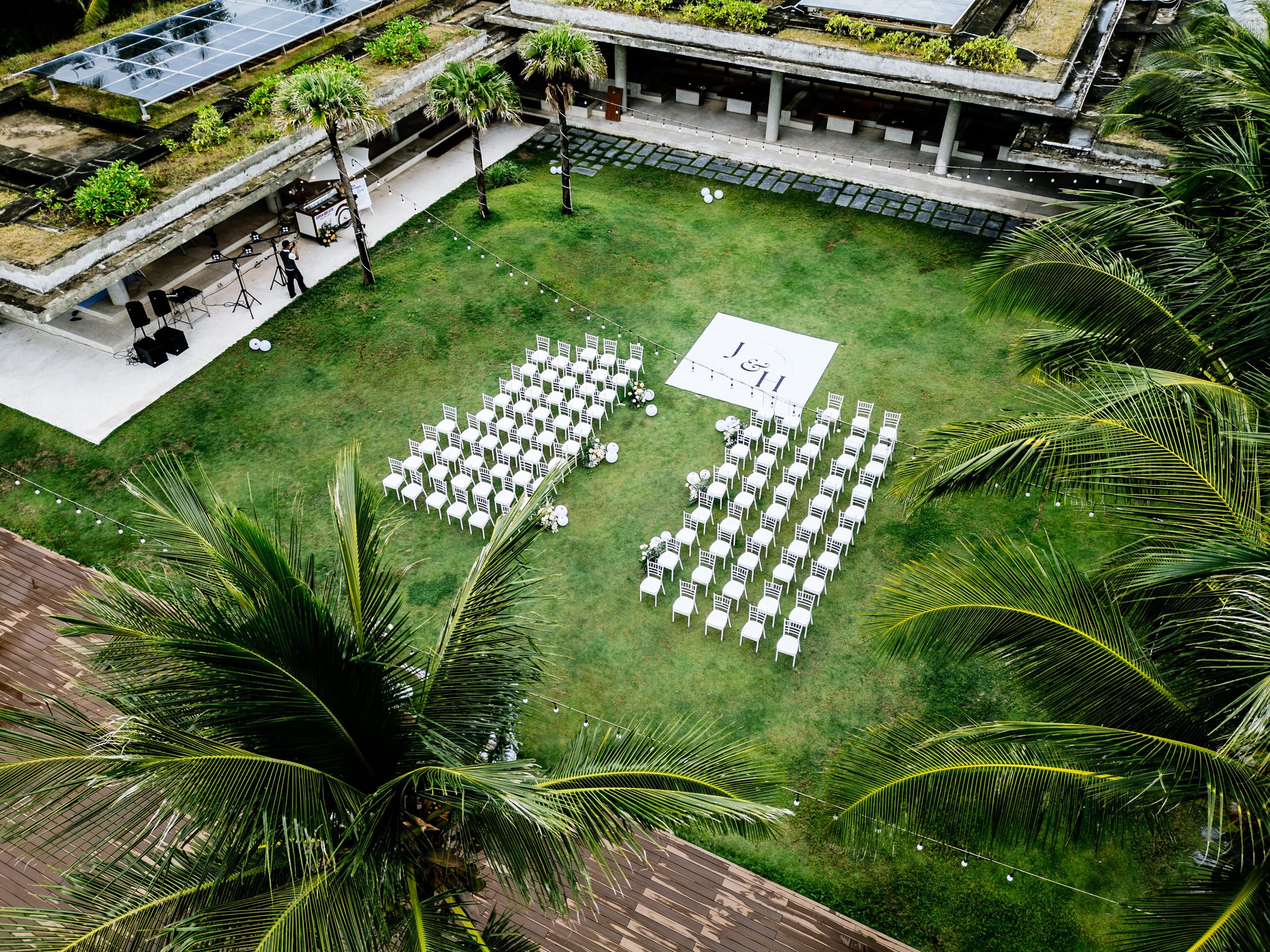 Vui chơi và tiệc tùng dưới ánh mặt trời hoặc dưới bầu trời sao. Không gian xanh rộng lớn lý tưởng cho tiệc cocktail, tiệc cưới hoặc các sự kiện long trọng.